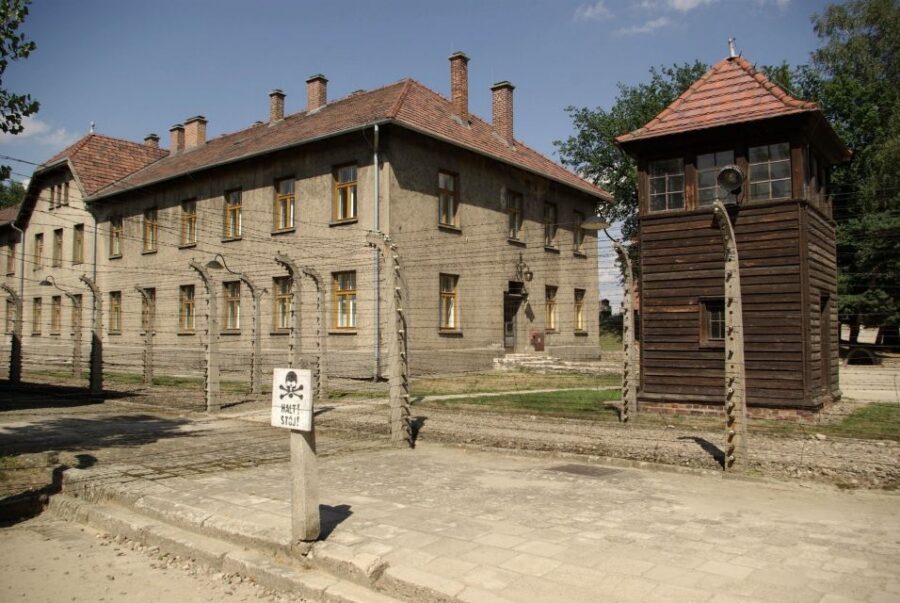 From Warsaw: Auschwitz-Birkenau Small Group Tour with Lunch - Small group logistics and what the English guide changes