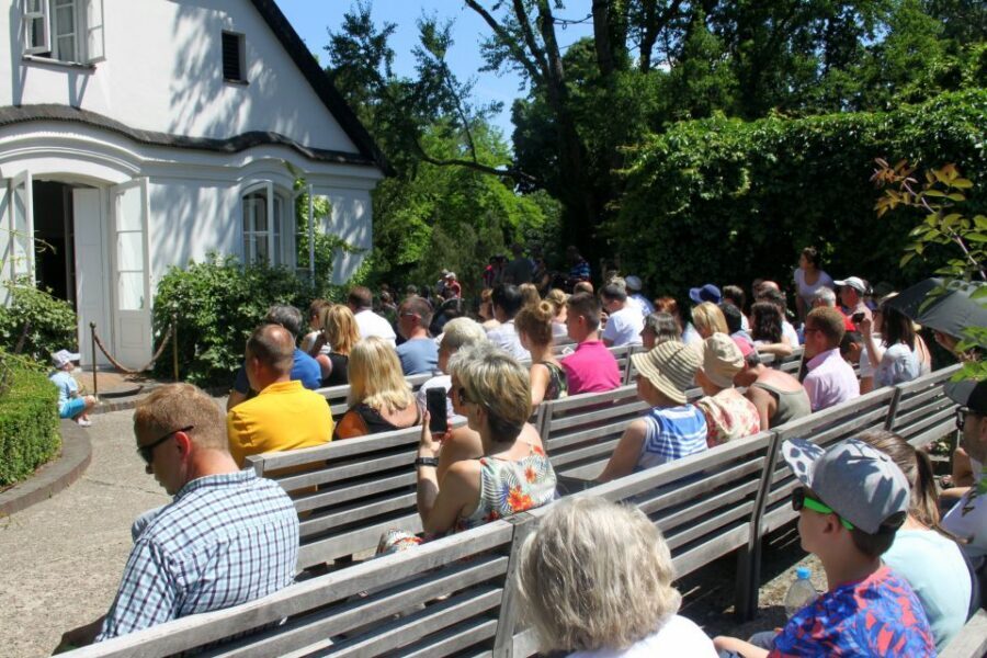 From Warsaw: Tour to Chopin's Birthplace - Żelazowa Wola - From Warsaw to Żelazowa Wola by luxury van (and why it matters)
