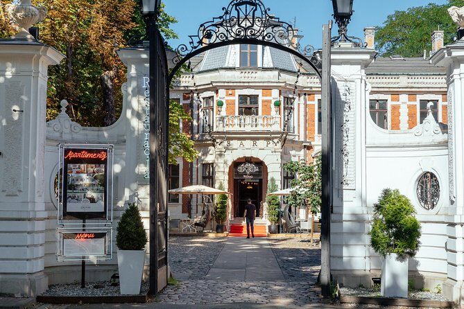 Highlights & Hidden Gems With Locals: Best of Warsaw Private Tour - Starting at Józef Piłsudski Monument: the story behind Warsaw’s pivot points