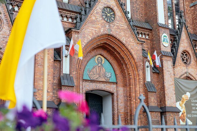 Off the Beaten Track in Warsaw: Private City Tour - Praga’s street orchestra monument: art you can touch