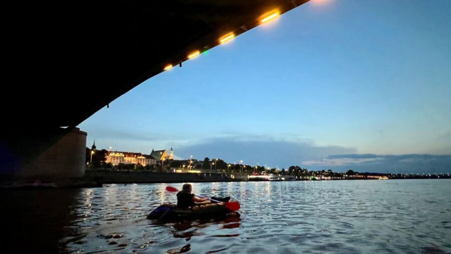 Packrafting kayaking guided tour Vistula river Warsaw Poland - Sunset Old Town stories: the guide makes the trip