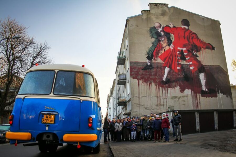 Warsaw: 2.5-Hour Dark Side - Praga District by a Retro Bus - Stop 1: hot chocolate at the chocolate lounge
