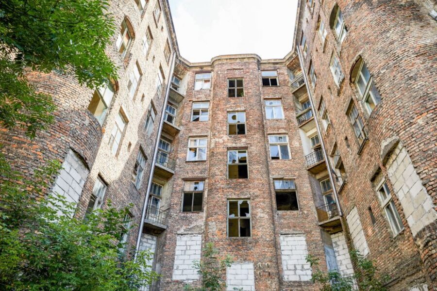 Warsaw: 2-Hour Tour of Daily Life in the Ghetto Warsaw - Mila 18, the footbridge over Chłodna Street, and the Warsaw resistance story