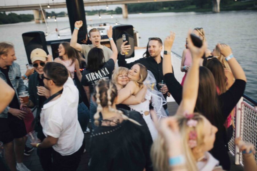 Warsaw: Boat Party with Unlimited Drinks &VIP Club Entrance - Photographer and how to use the photos later