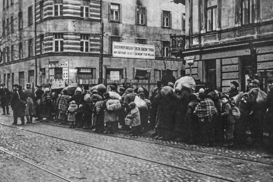 Warsaw: Ghetto, Jewish Cemetery & POLIN Museum Private Tour - Meeting point and first steps: where you start sets the tone