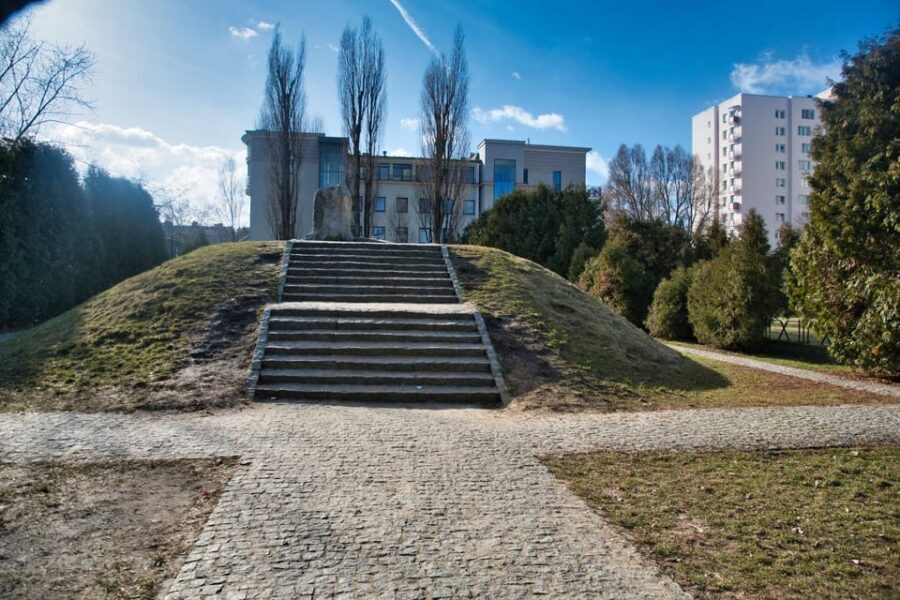 Warsaw: Jewish Heritage & Holocaust Walking Tour - Starting at Castle Square: how the tour sets the tone fast