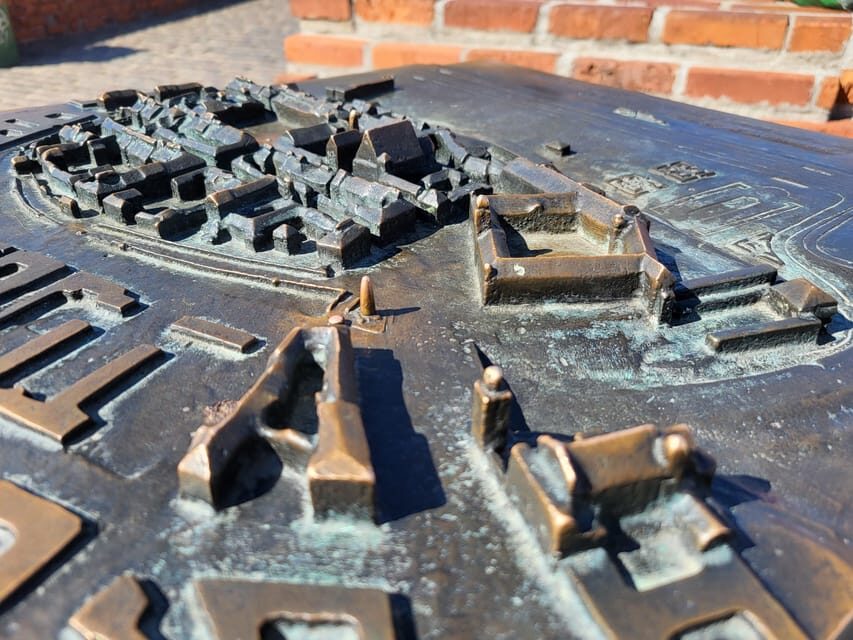 Warsaw Old Town UNESCO HERITAGE walking tour in English - Royal Castle: A 15-Minute Guided Hit That Sets Up the Story