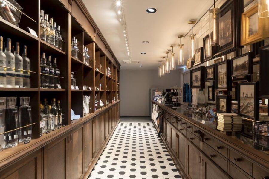 Warsaw: Polish Vodka Museum Tour with Tasting - Guides make or break it: what the best hosts do