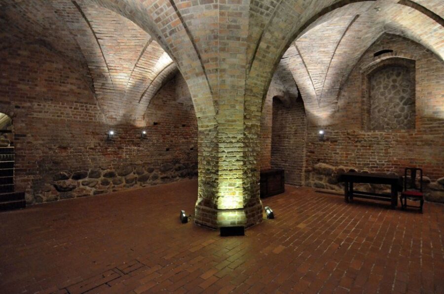 Warsaw: Skip-the-Line Royal Castle Guided Tour - Royal Castle on a guided route, not a wandering one