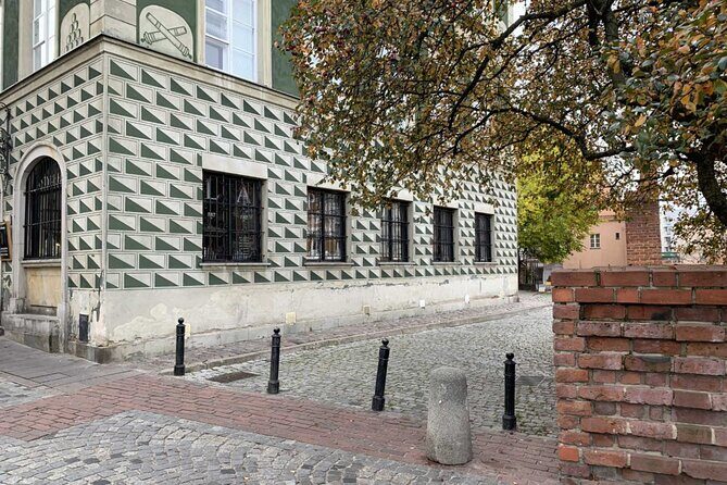 Warsaw's Old Town A Self-Guided Audio Tour - Mały Powstaniec and the weight of child resistance