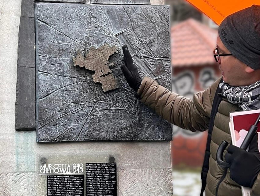 World War 2 in Warsaw walking tour in English - Pace, Group Size, and Cold-Weather Reality